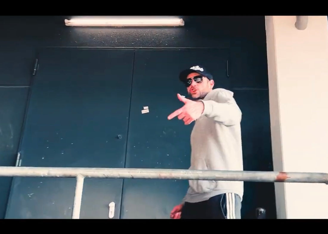 Bustek Ausschnitt aus dem Video Immer noch frei