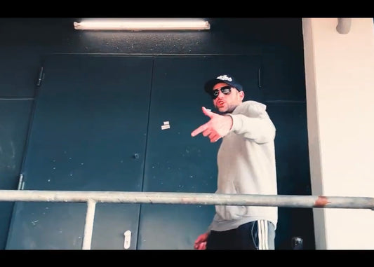 Bustek Ausschnitt aus dem Video Immer noch frei